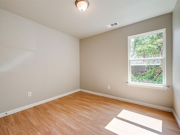 3rd image of 1209 E Fogg St
