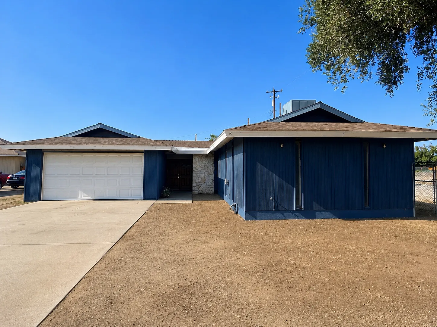 2124 Ming Ave — Photo 1