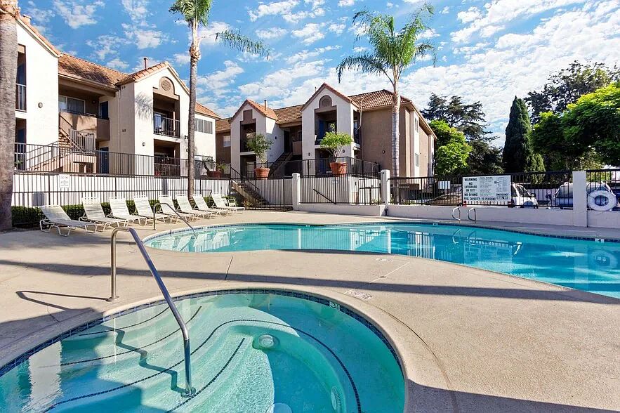 Relaxing Pool & Jacuzzi