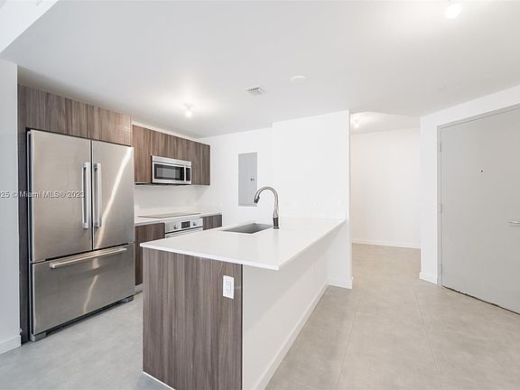 3rd image of 488 NE 18th St Unit 3711