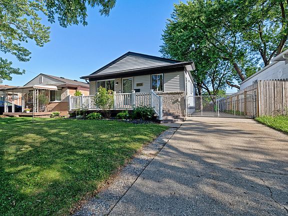 3rd image of 19526 Broadacres St