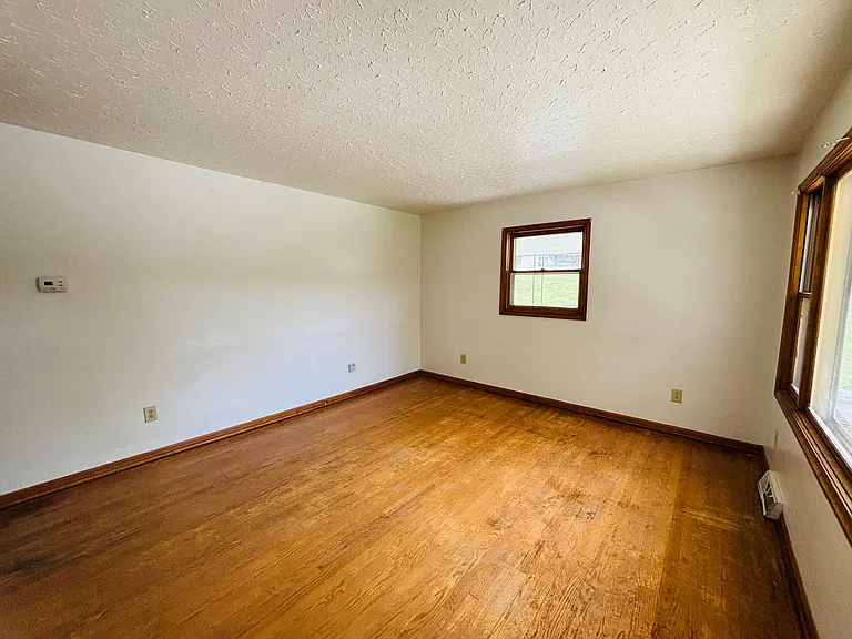 115 Lucas St — Photo 2