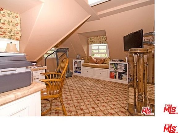 4th image of 212 S Almont Dr