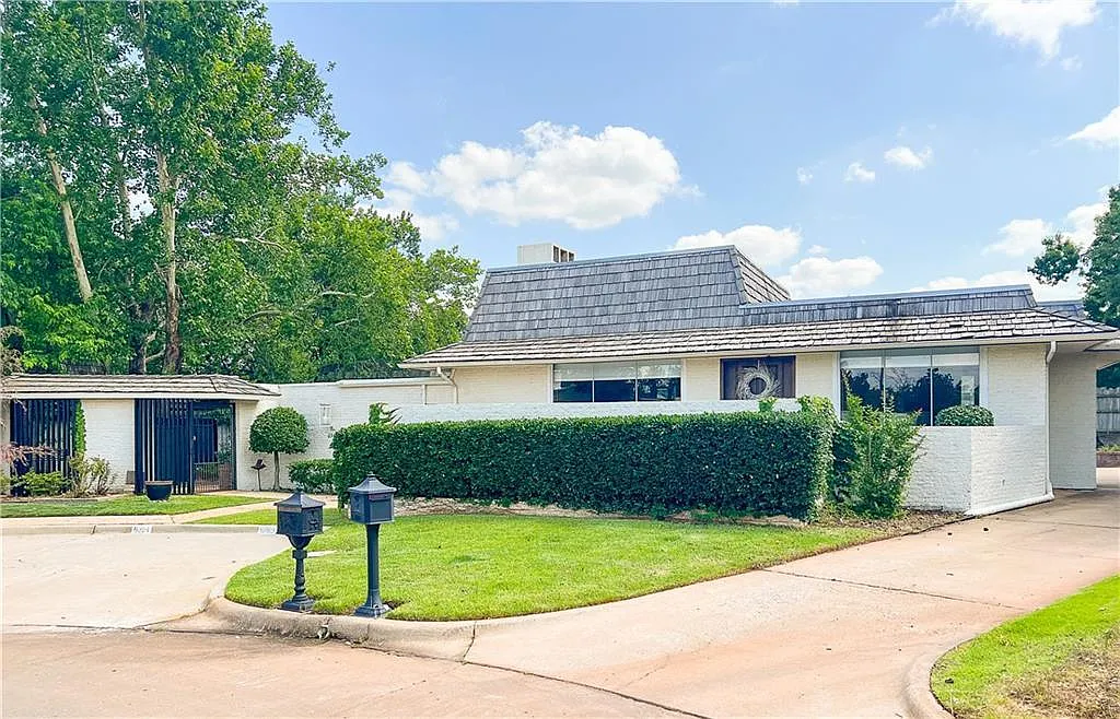 2 bed, 2.5 bath, 2500 sqft, $2,850 — Photo 2