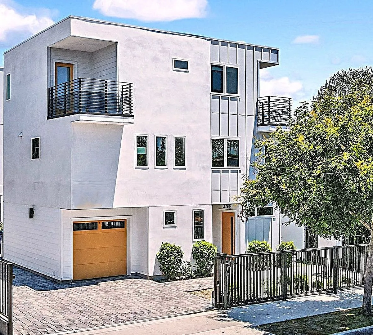 New building, 3 story townhouse, 2+2.5, gated, 2 balconies, great natural light, Secure parking — Photo 1