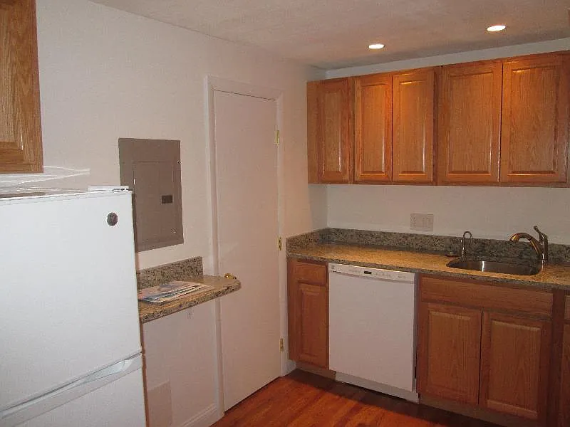 2 bed, 9999 sqft, $3,100 — Photo 2