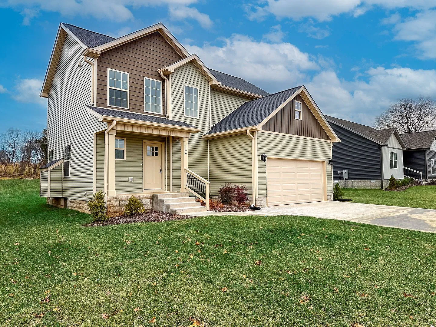 Fantastic Home with Fireplace Open Kitchen with Granite Countertops and Glassdoor Shower — Photo 1