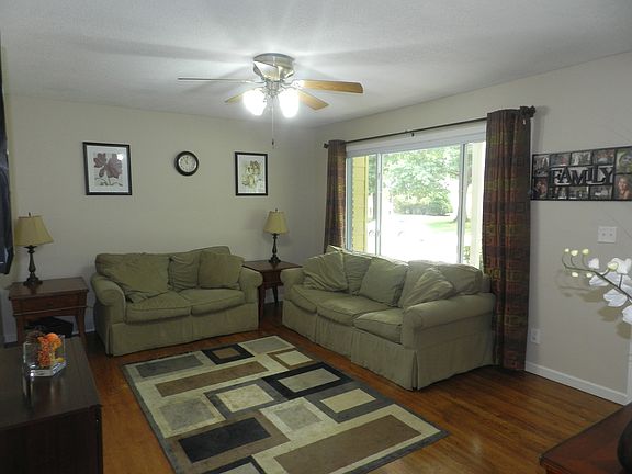 3rd image of 4758 Lucille Ln