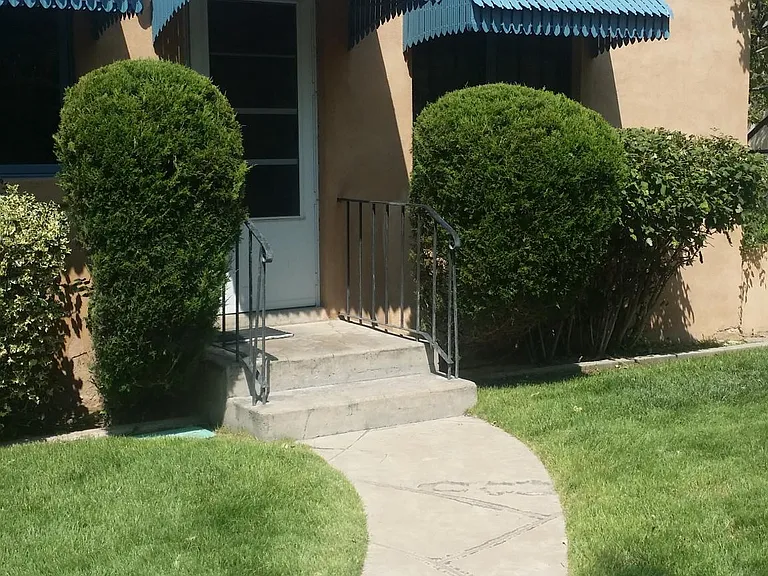 401 Hermosa Dr NE — Photo 2