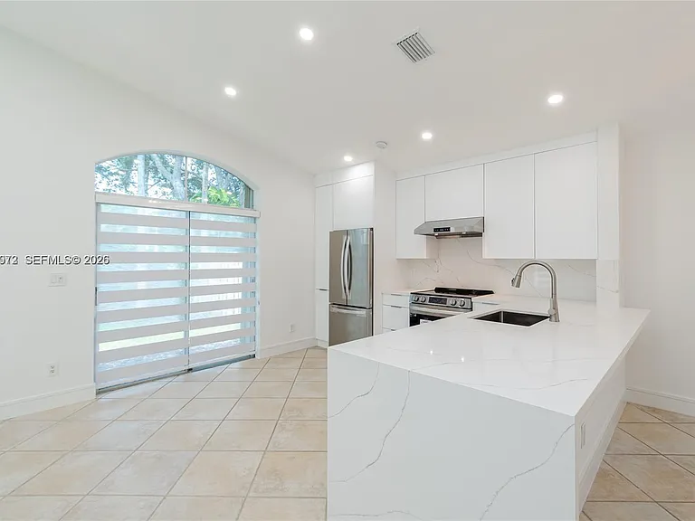 812 Garnet Cir — Photo 3