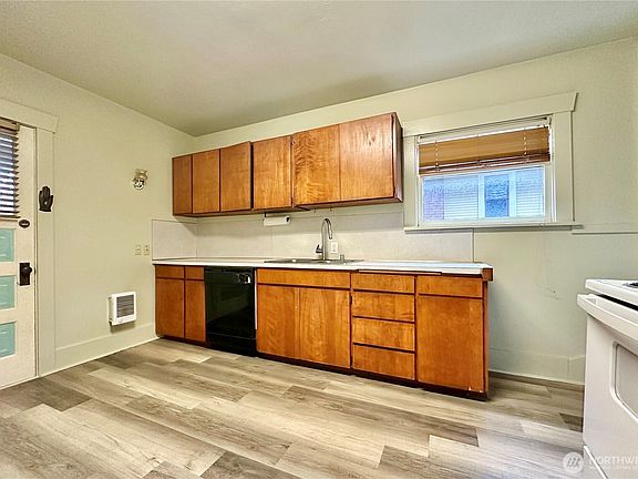 4th image of 112 Wells Ave S #114