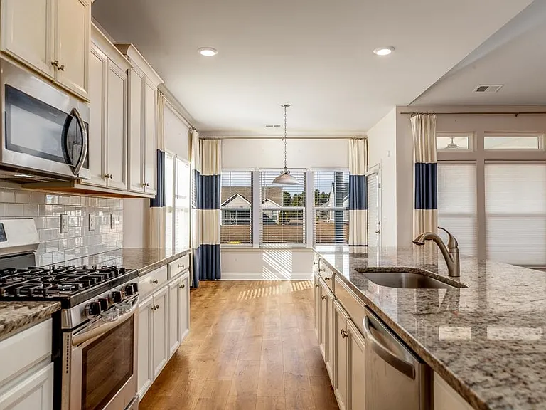 1208 Ficus Dr — Photo 7