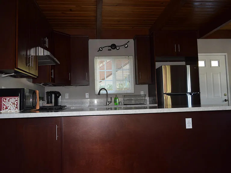 You will have more than enough space to prepare your meals with these quartz counters.