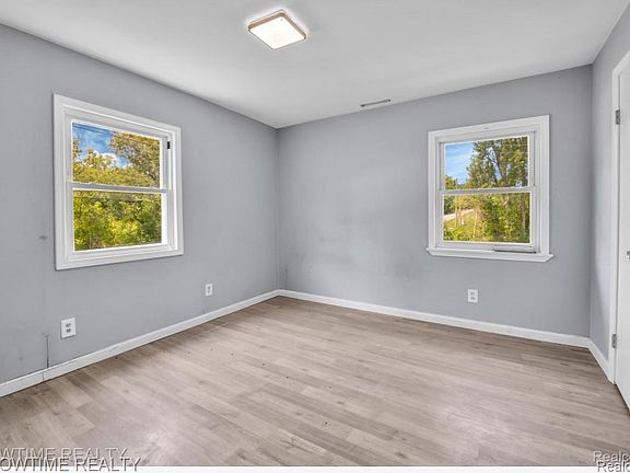 5th image of 654 N Blacks Corners Rd