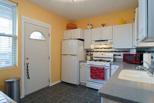5th image of 4544 N Sacramento Ave #1