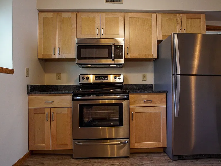 415 N Henry St — Photo 23