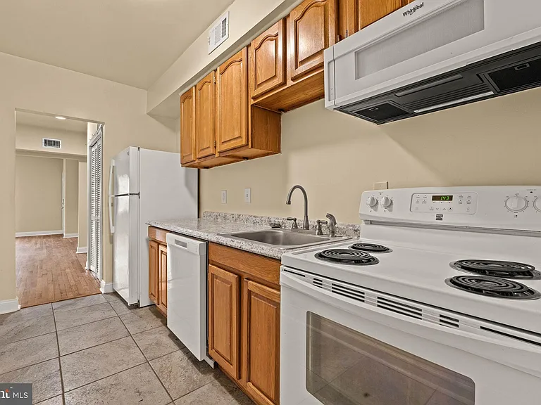 1716 Capitol Ave NE #2 — Photo 10
