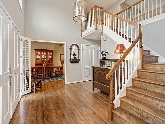 Oak hardwood throughout