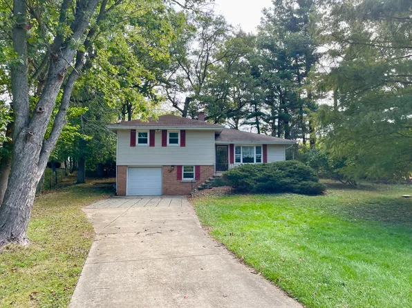5596 Aspen Dr, Saint Anne, IL 60964
