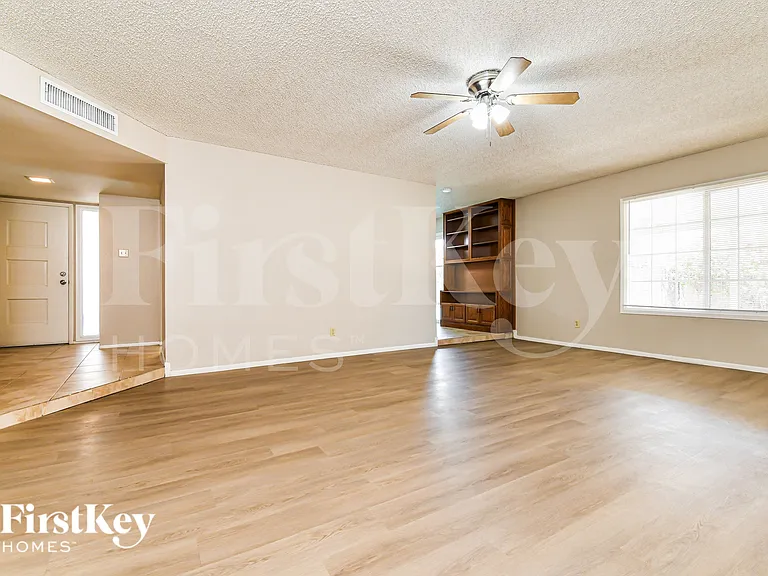 614 E Greenway Dr — Photo 3