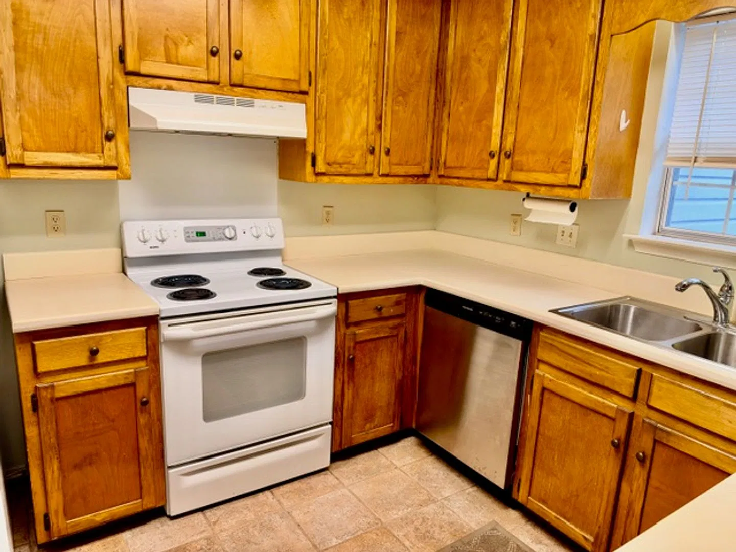 Updated Willow Brook Townhome — Photo 3