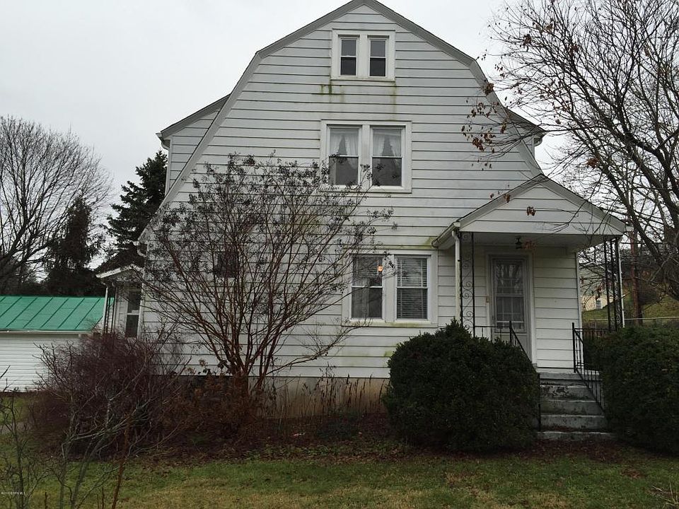 1st image of 560 College St
