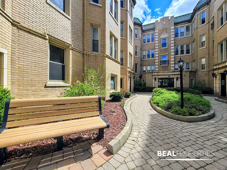 4225 Paulina — Photo 4