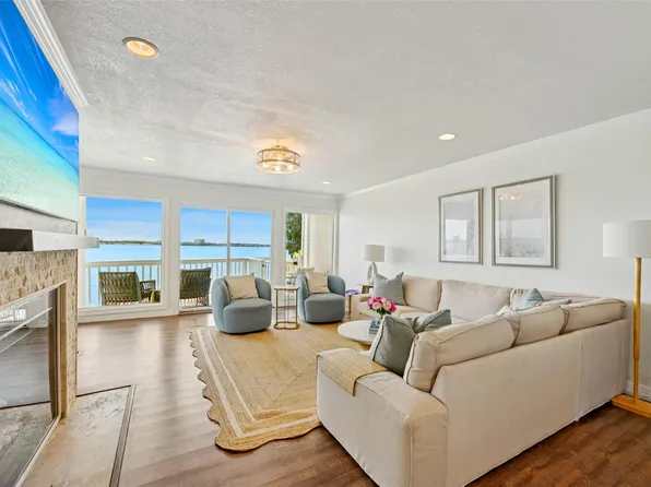 2 Mariner Village Dr, Seabrook, TX 77586