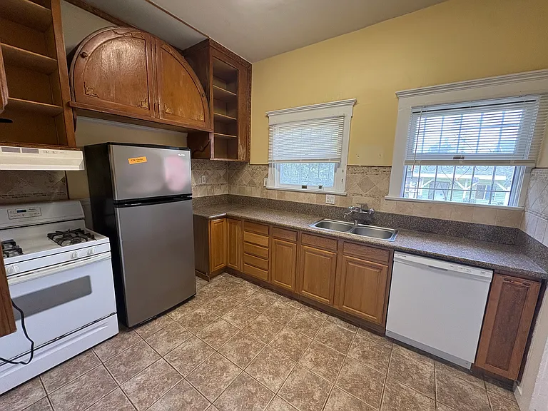 2713 S La Salle Ave — Photo 19
