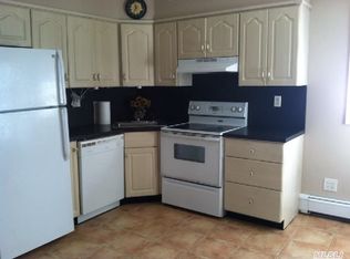 9 Carpenter Ln, Levittown, NY 11756