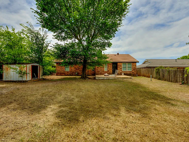 4721 Forest Hills Dr — Photo 2