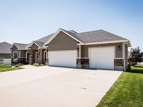 Rare single level w/3 car 