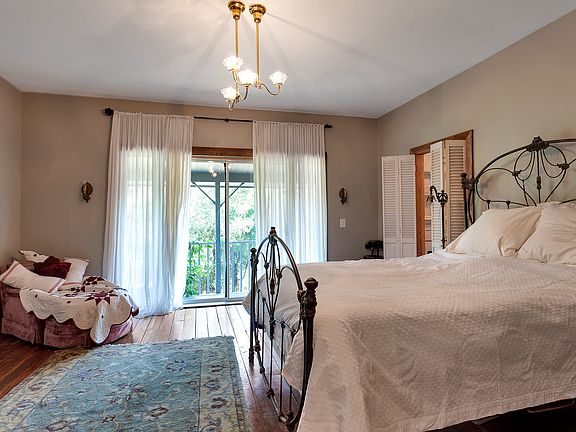 3rd image of 141 Oak Hollow Ct
