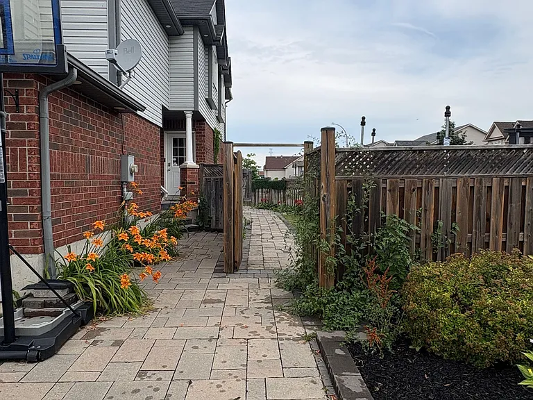 2 Sophia Cres — Photo 4