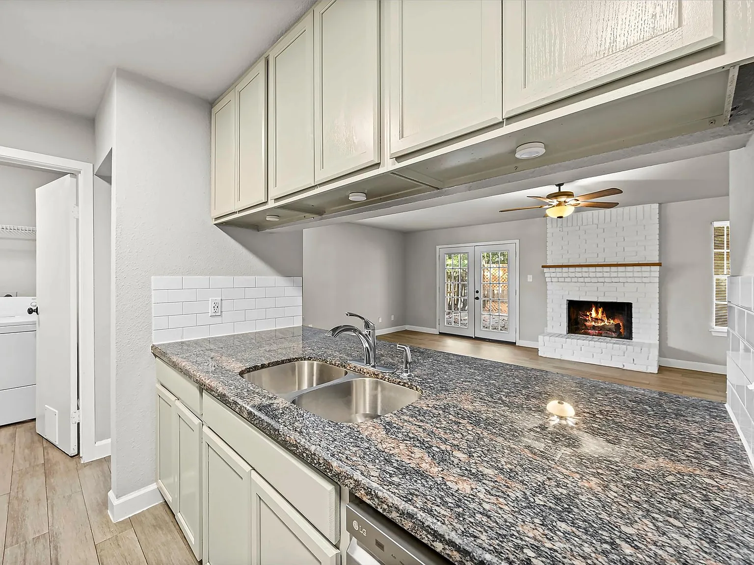 3 bed, 2.0 bath, 1330 sqft, $2,000 — Photo 2