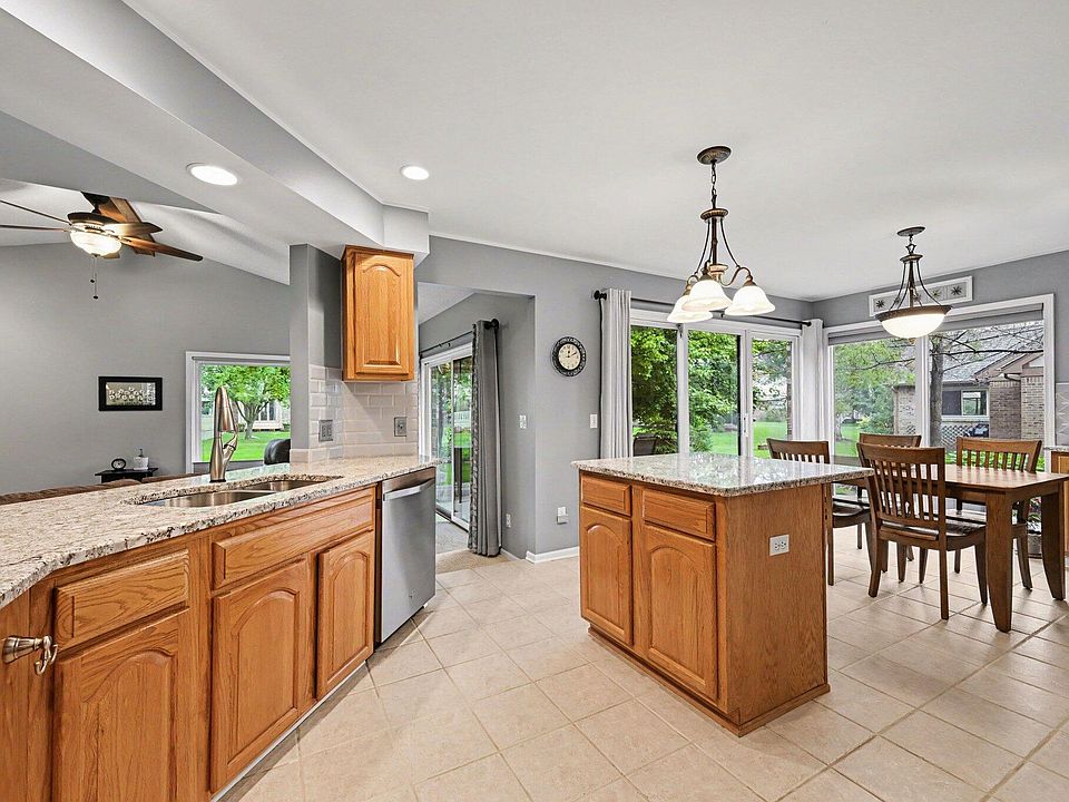 45128 Glengarry Rd, photo 8