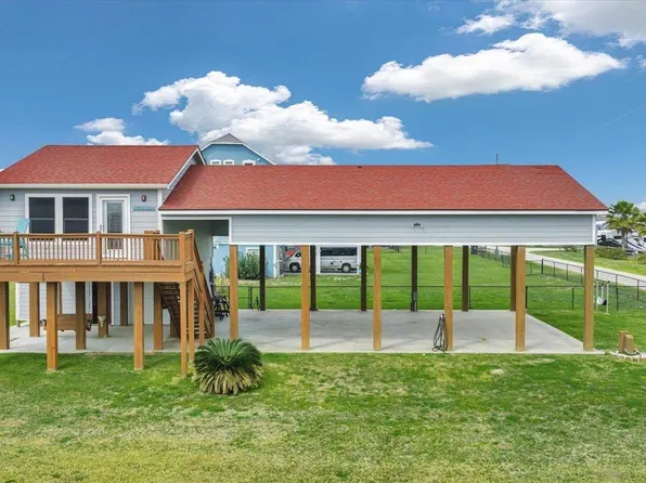 979 Sea Spray Dr, Crystal Beach, TX 77650