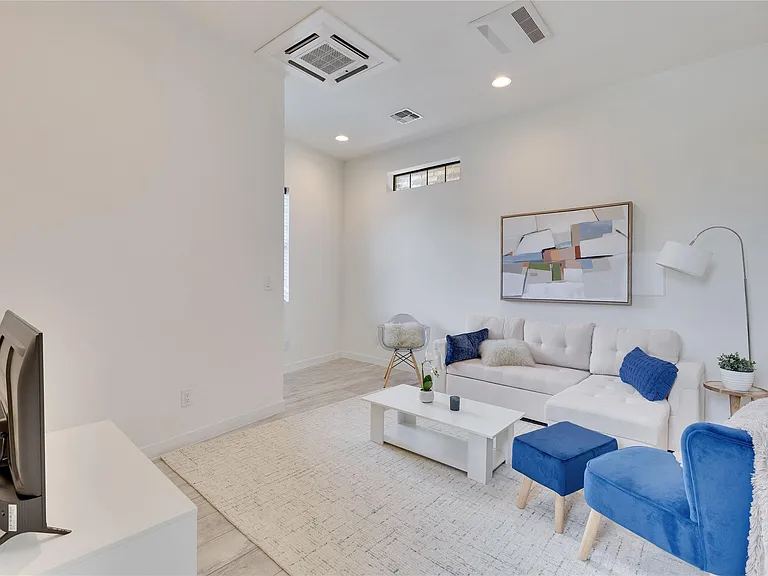 808 E Lydia St — Photo 6