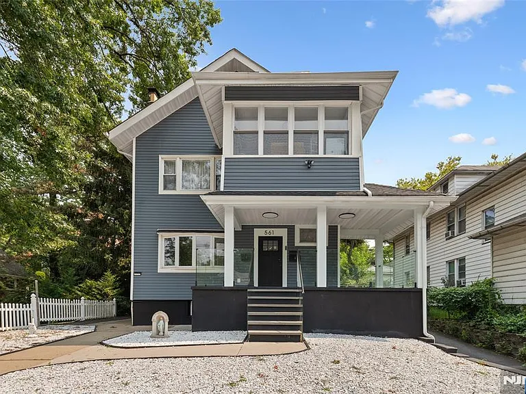 561 Grand Ave — Photo 2