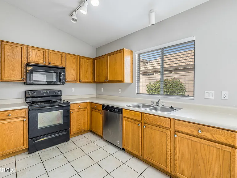 6640 E Russell St — Photo 8