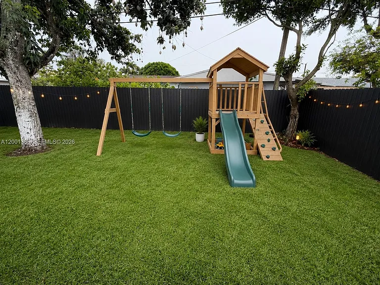 10460 SW 26th Ter — Photo 28