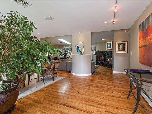 3rd image of 422 Leyden St
