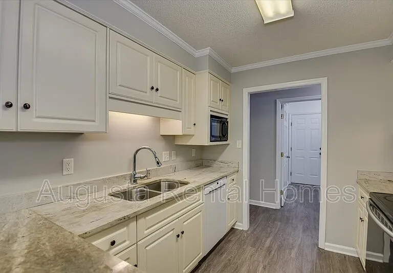 690 Monroe St — Photo 14