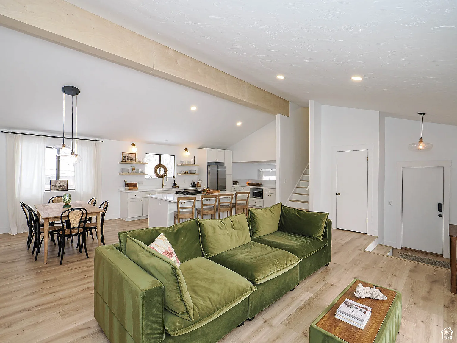 5 bed, 2400 sqft, $3,800 — Photo 3