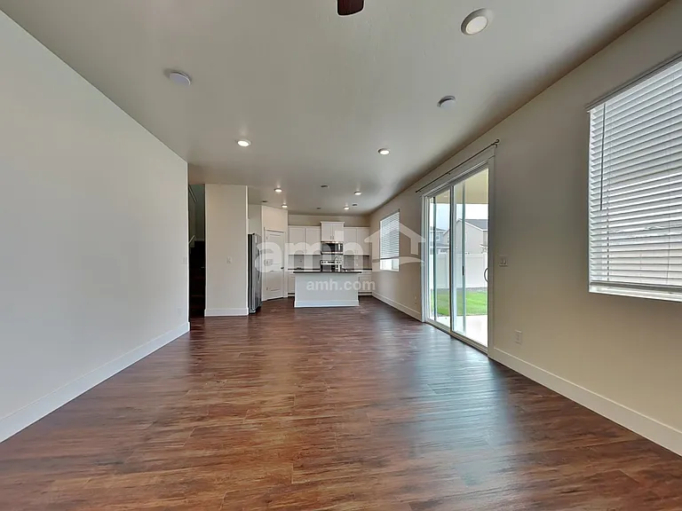 1067 Jillian Ave — Photo 4