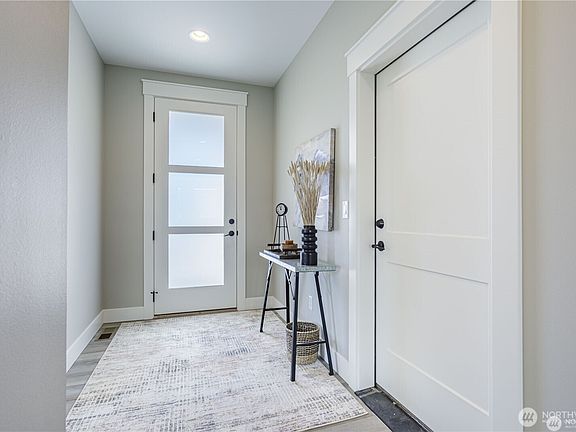 4th image of 839 NE Tyler Place
