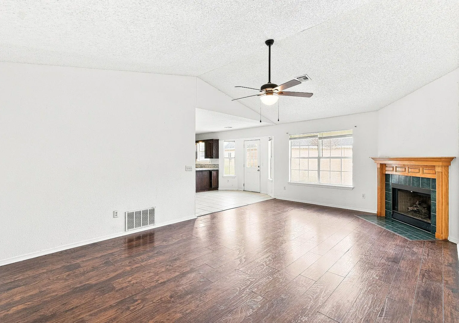 Three Bedroom Two Bathroom House For Rent — Photo 4