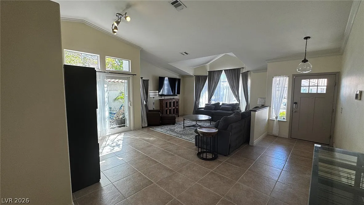 3 bed, 2.0 bath, 2082 sqft, $4,298 — Photo 4