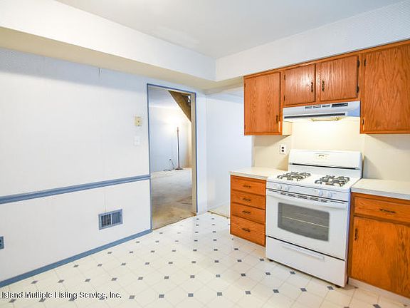4th image of 190 Ashworth Ave