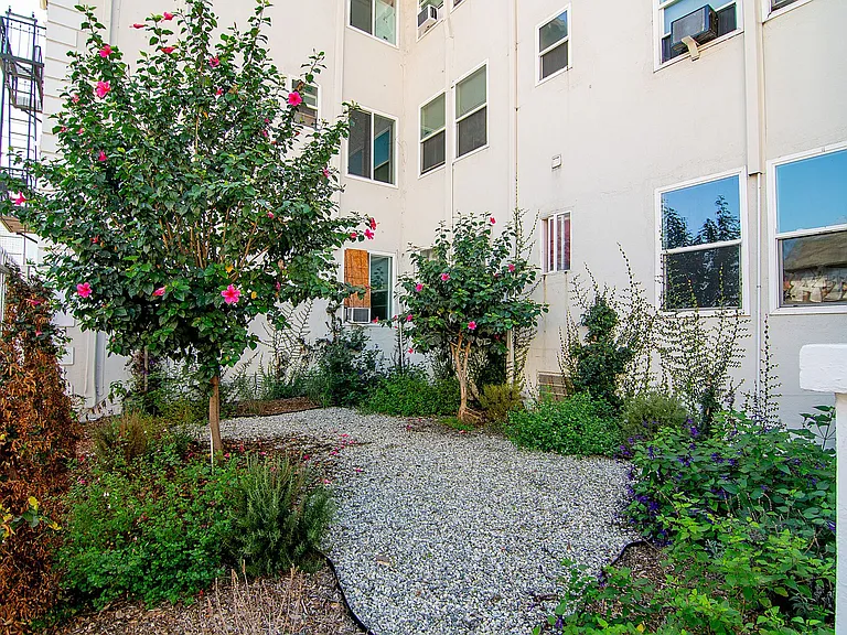 8th Street Studios Near Downtown Los Angeles Move-In Special — Photo 13